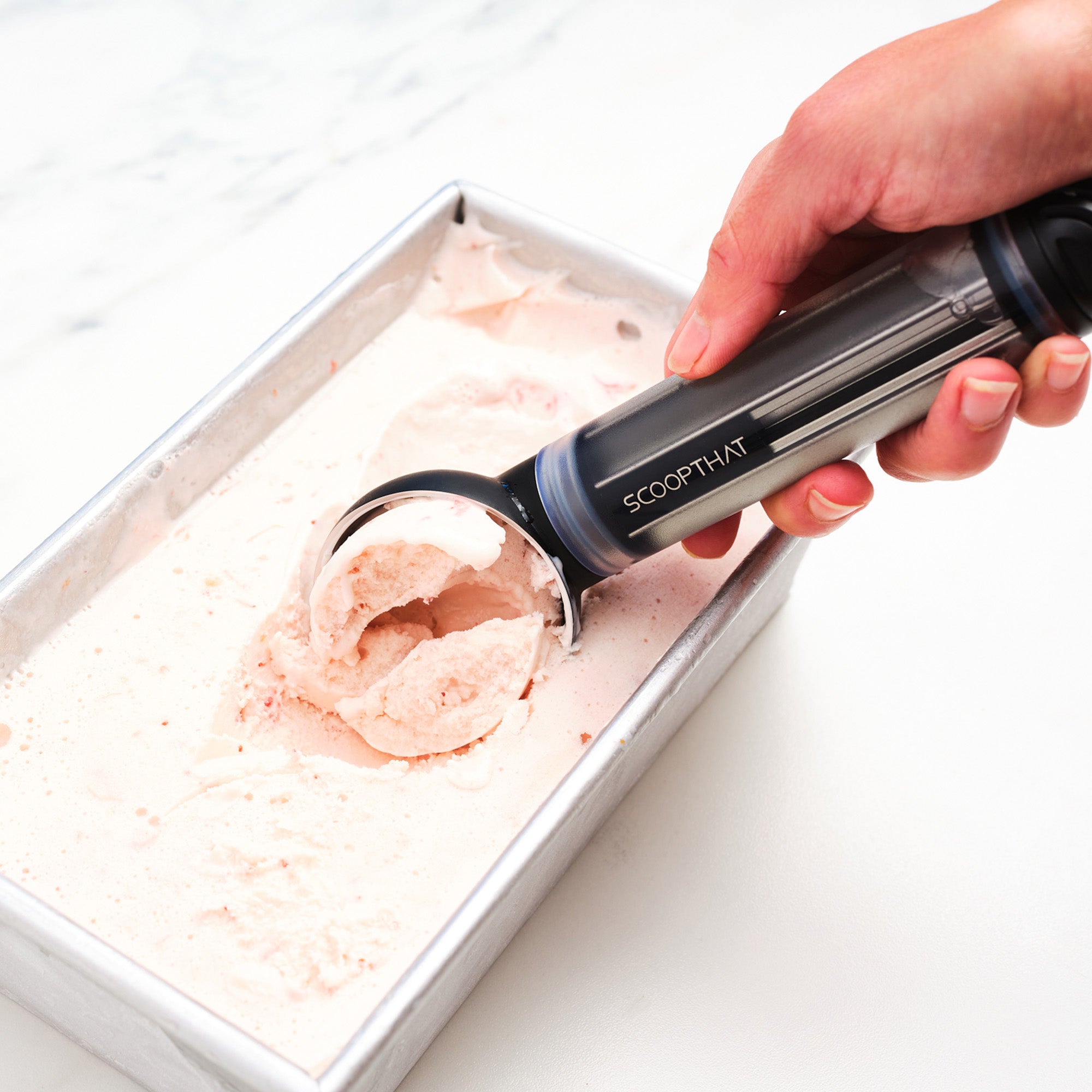 Ergonomic-handle-of-ScoopTHAT-Radii-for-easy-grip