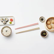 Baguettes Zojirushi rose et beige avec nourriture