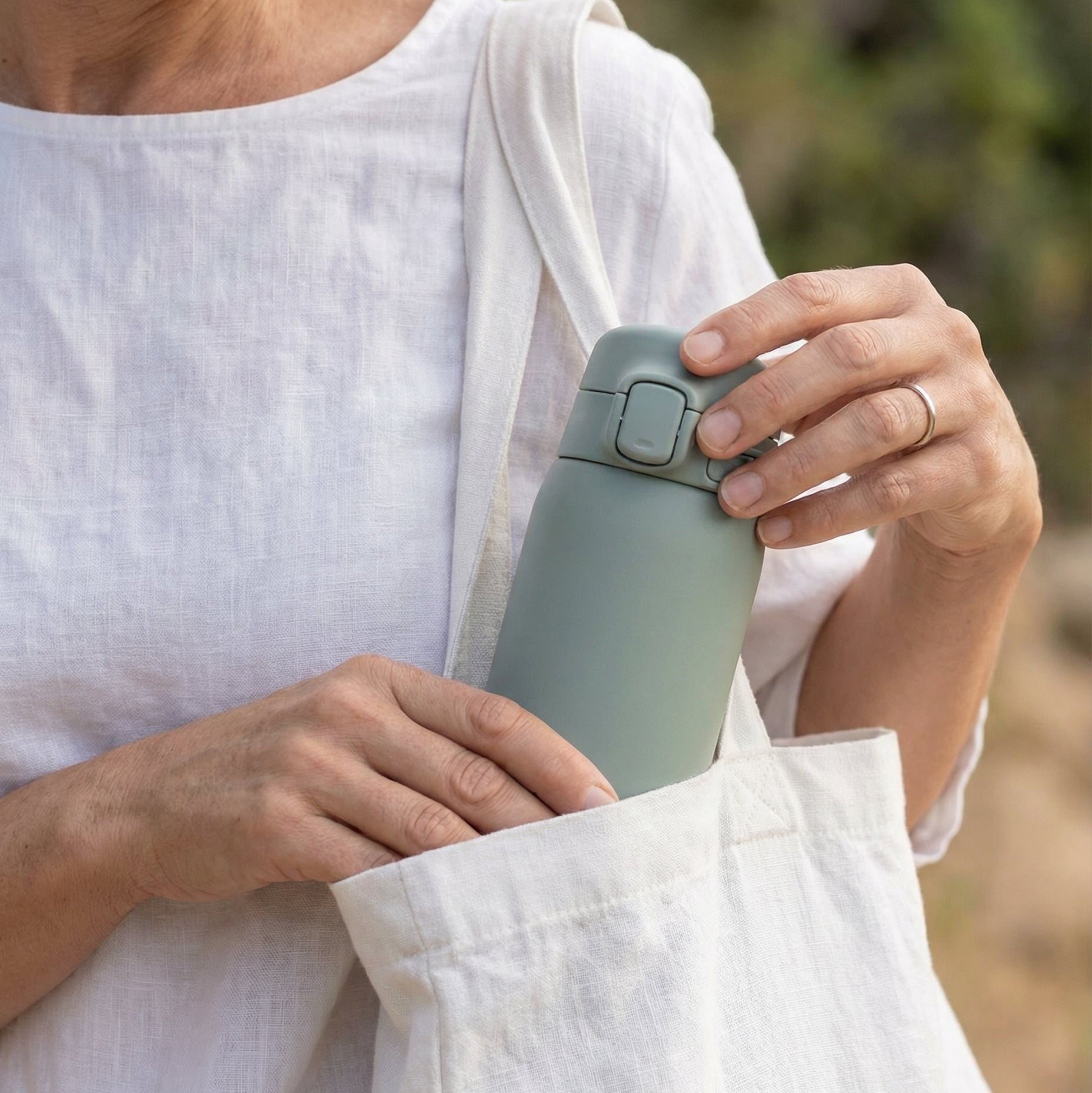 compact-zojirushi-flask-inside-tote-bag-leak-proof-demonstration