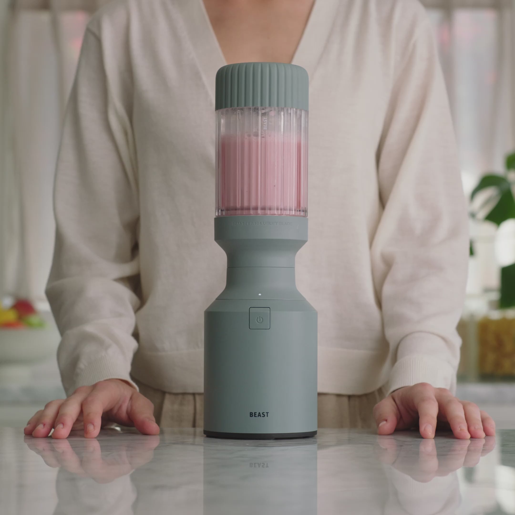 Load video: Beast Mighty Blender 850 Plus